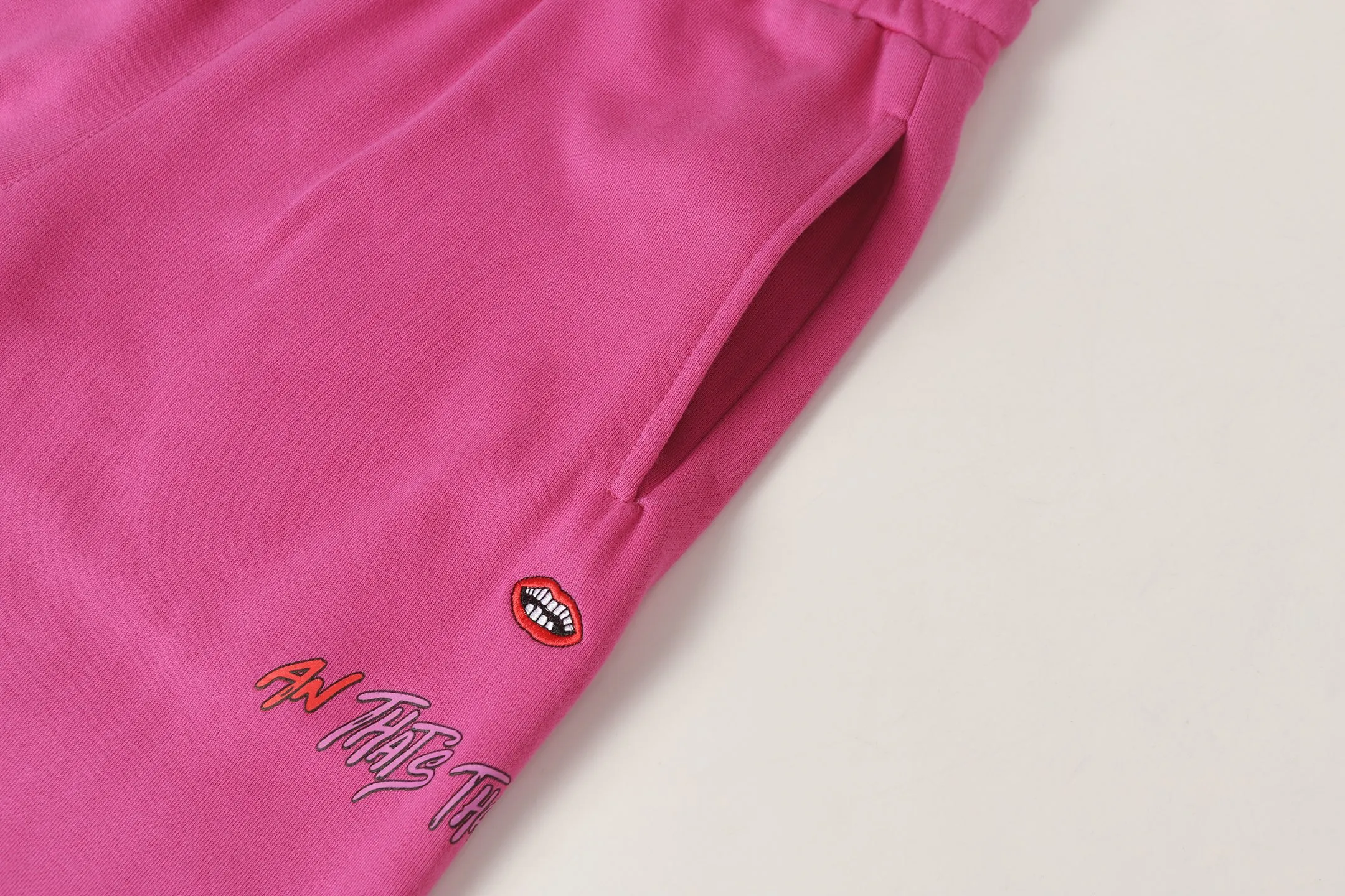 P270 #W5010 cross-border model, please do not place an order if you pursue quality - Chrome Hearts/Chrome Hearts Sanskrit Graffiti✍️Printed trousers, casual pants and sweatpants -High weight, high density and high quality. The wool is soft, delicate and skin-friendly. It feels soft and silky. It has excellent warmth and skin-friendly properties. -Customized weaving and dyeing, no color difference. No matter the fabric or workmanship details, it beats the ordinary version on the market. -Colour: rose red -Size: S M L XL